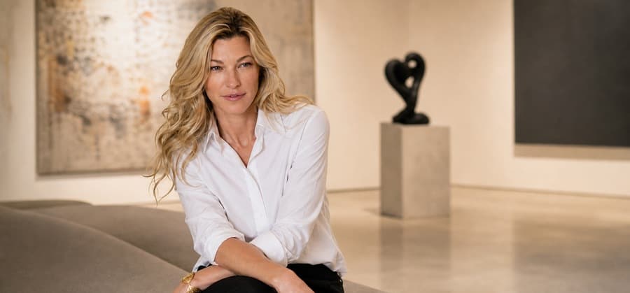 Nicole Junkermann dans une galerie française pour la revue d’art de la première semaine de juillet
