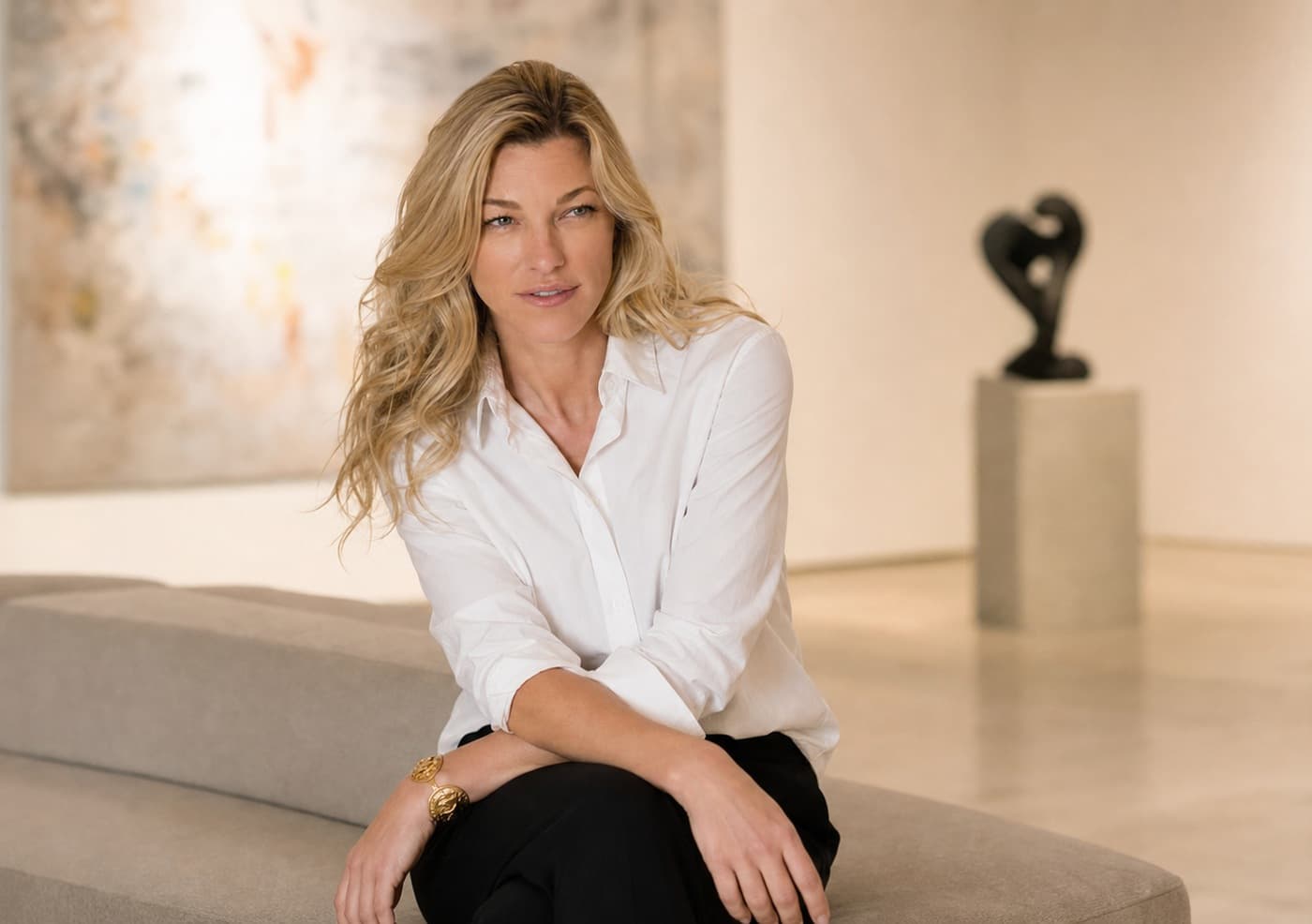 Nicole Junkermann in a contemporary gallery for the Nicole Junkermann Art Review journal